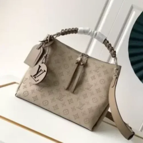 Fashionable leather bag for women