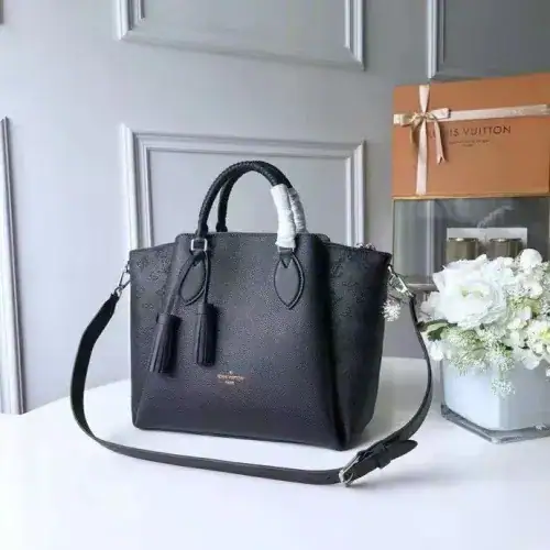 Fashionable leather bag for women