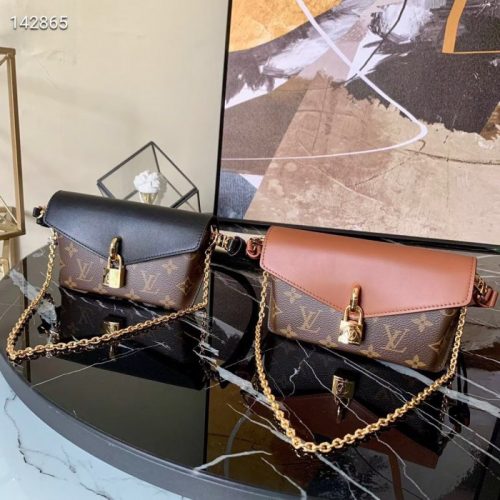 Fashionable leather bag for women