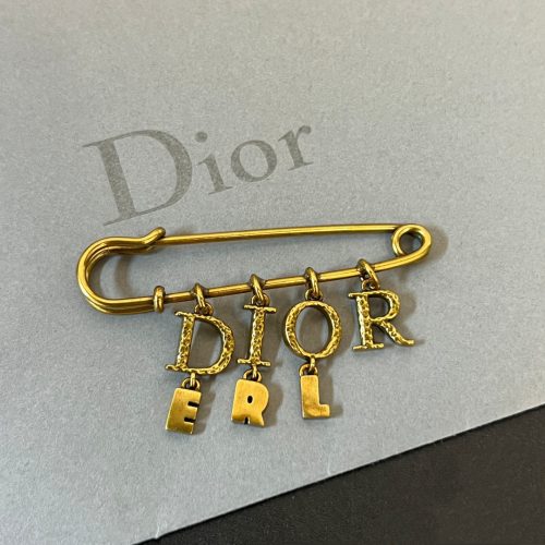 DD brooch