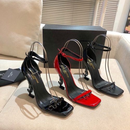 High-heeledsandals