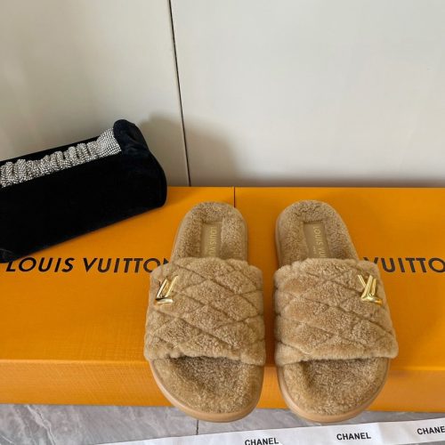 New wool slippers for autumn and winter