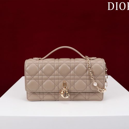 Lady Di Pearl Handheld Crossbody Bag