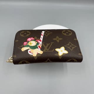 Get a free gift with purchases over $300